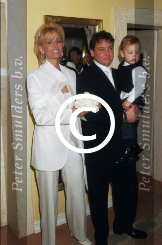 15 April 1990 Voor de tweede maal getrouwd met Natasja Froger 
Rene Froger samen Natasja Froger en de vier kinderen van Rene, t.w twee uit zijn eerste huwelijk en twee uit zijn tweede huwelijk