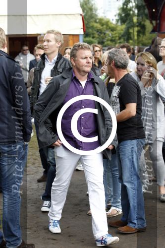 Amsterdam 19 augustus 2011
Theater festival de parade in Amsterdam. Rene Mioch heeft het erg naar zijn zin met dame rechts op de foto
Peter Smulders bv