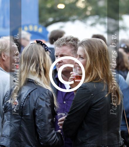 Amsterdam 19 augustus 2011
Theater festival de parade in Amsterdam. Rene Mioch heeft het erg naar zijn zin met dame rechts op de foto
Peter Smulders bv