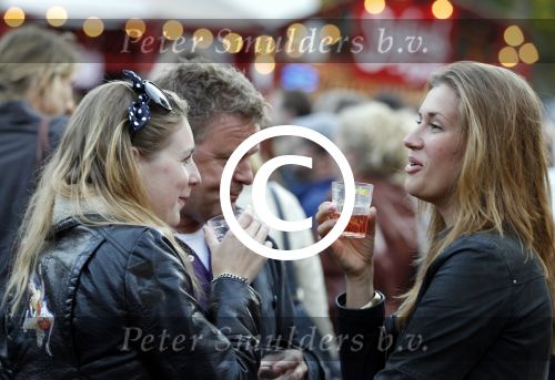 Amsterdam 19 augustus 2011
Theater festival de parade in Amsterdam. Rene Mioch heeft het erg naar zijn zin met dame rechts op de foto
Peter Smulders bv