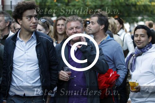 Amsterdam 19 augustus 2011
Theater festival de parade in Amsterdam. Rene Mioch heeft het erg naar zijn zin met dame links achter hem op de foto
Peter Smulders bv