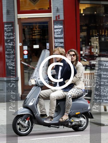Amsterdam 20 juli 2011
Robert de Hoog met zijn nieuwe vriendin op terras en op vespa scooter.
Peter Smulders bv