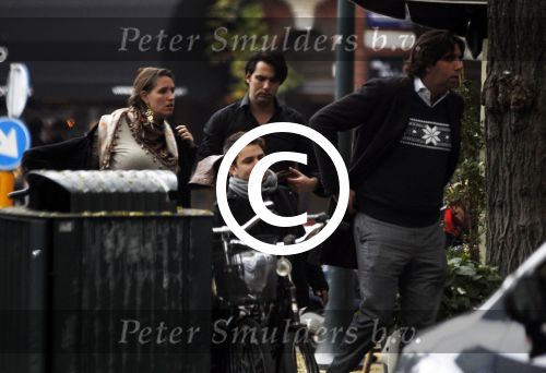 Amsterdam 29 oktober 2011
Roel v Velsen met zwangere vrouw en vrienden.
Peter Smulders bv