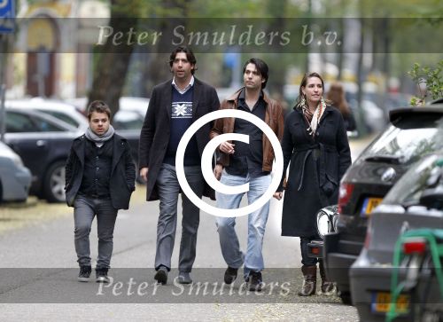 Amsterdam 29 oktober 2011
Roel v Velsen met zwangere vrouw en vrienden.
Peter Smulders bv