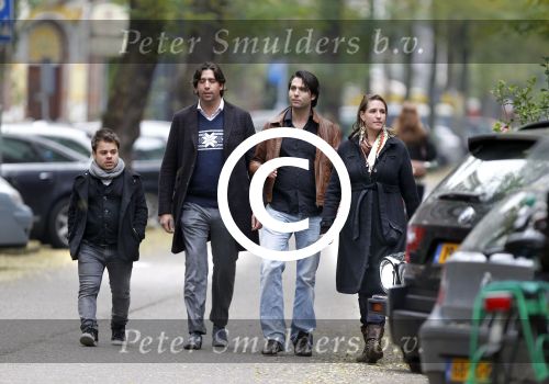Amsterdam 29 oktober 2011
Roel v Velsen met zwangere vrouw en vrienden.
Peter Smulders bv