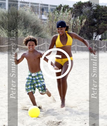 ibiza 27 juli 2011
Joelle Gullit aan het voetballen met Ruben kluivert.
Peter Smulders bv