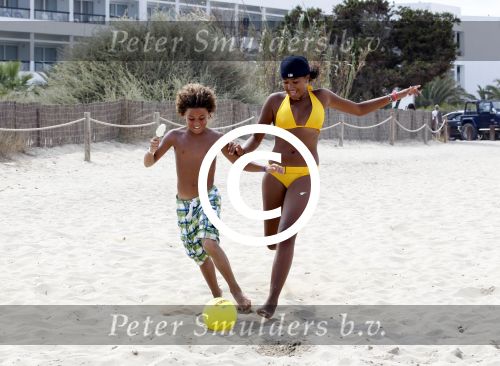ibiza 27 juli 2011
Joelle Gullit aan het voetballen met Ruben kluivert.
Peter Smulders bv