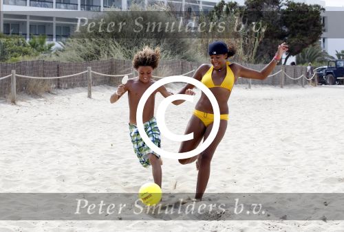 ibiza 27 juli 2011
Joelle Gullit aan het voetballen met Ruben kluivert.
Peter Smulders bv