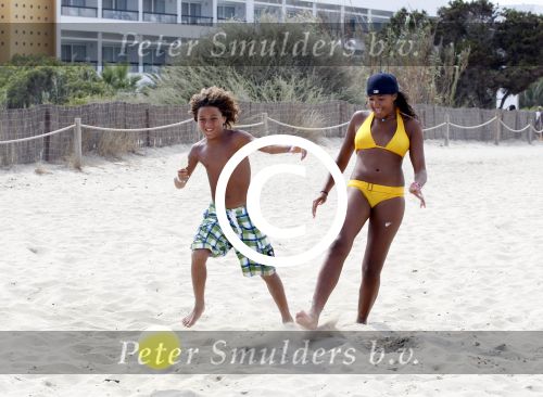 ibiza 27 juli 2011
Joelle Gullit aan het voetballen met Ruben kluivert.
Peter Smulders bv