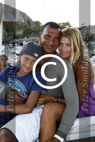 Ibiza 24 juli 2011
Ruuud Estelle en Maxim Gullit op vakantie op ibiza.
Peter Smulders bv