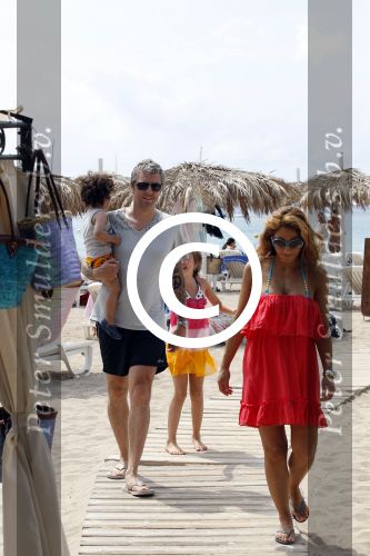 Ibiza 27 juli 2011
Ruud de Wild met zijn zwangere vrouw Aafke en zoontje op vakantie op ibiza.
Peter Smulders bv