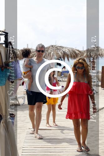 Ibiza 27 juli 2011
Ruud de Wild met zijn zwangere vrouw Aafke en zoontje op vakantie op ibiza.
Peter Smulders bv