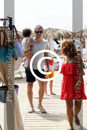 Ibiza 27 juli 2011
Ruud de Wild met zijn zwangere vrouw Aafke en zoontje op vakantie op ibiza.
Peter Smulders bv