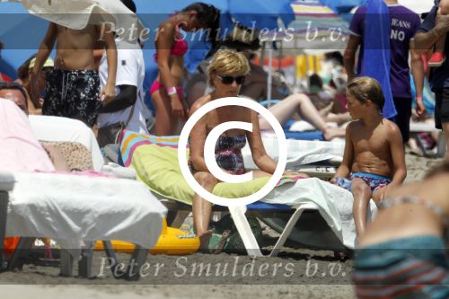 Ibiza 26 juli 2011
Wendy v Dijk met Erland Galjaard en Sem en Lizzy op het strand. Ook Martijn Amanda Bickel Jasmijn Achilles en Michelle Krabbe zijn aanwezig bij coco beach.
Peter Smulders bv