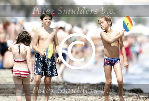 Ibiza 26 juli 2011
Wendy v Dijk met Erland Galjaard en Sem en Lizzy op het strand. Ook Martijn Amanda Bickel Jasmijn Achilles en Michelle Krabbe zijn aanwezig bij coco beach.
Peter Smulders bv