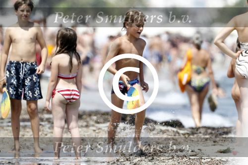Ibiza 26 juli 2011
Wendy v Dijk met Erland Galjaard en Sem en Lizzy op het strand. Ook Martijn Amanda Bickel Jasmijn Achilles en Michelle Krabbe zijn aanwezig bij coco beach.
Peter Smulders bv
