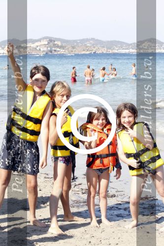 Ibiza 26 juli 2011
Wendy v Dijk met Erland Galjaard en Sem en Lizzy op het strand. Ook Martijn Amanda Bickel Jasmijn Achilles en Michelle Krabbe zijn aanwezig bij coco beach.
Peter Smulders bv