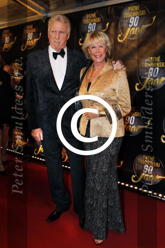 Amsterdam 28 oktober 2011
Tuschinski bestaat 90 jaar. Sheila de Vries met man zoon en vriendin
Peter Smulders bv