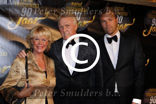 Amsterdam 28 oktober 2011
Tuschinski bestaat 90 jaar. Sheila de Vries met man zoon en vriendin
Peter Smulders bv