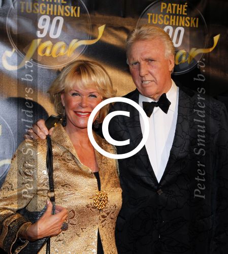 Amsterdam 28 oktober 2011
Tuschinski bestaat 90 jaar. Sheila de Vries met man zoon en vriendin
Peter Smulders bv