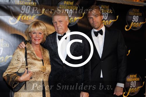 Amsterdam 28 oktober 2011
Tuschinski bestaat 90 jaar. Sheila de Vries met man zoon en vriendin
Peter Smulders bv
