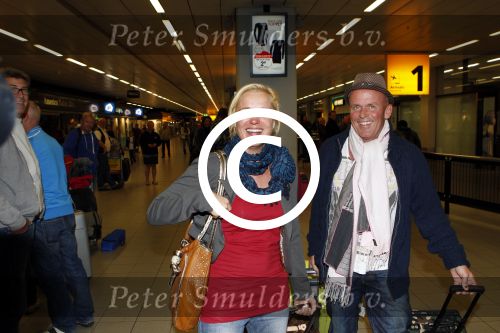 Schiphol 27 / 28 oktober 2011
Sonja Bakker en haar nieuwe vriend Jan arriveren op schiphol na vakantie naar ibiza.
Peter Smulders bv