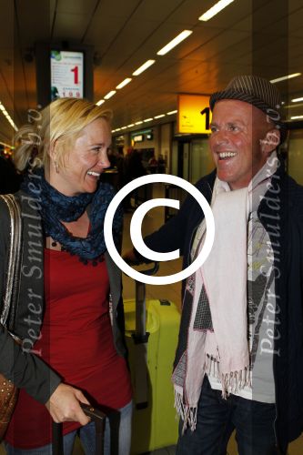Schiphol 27 / 28 oktober 2011
Sonja Bakker en haar nieuwe vriend Jan arriveren op schiphol na vakantie naar ibiza.
Peter Smulders bv