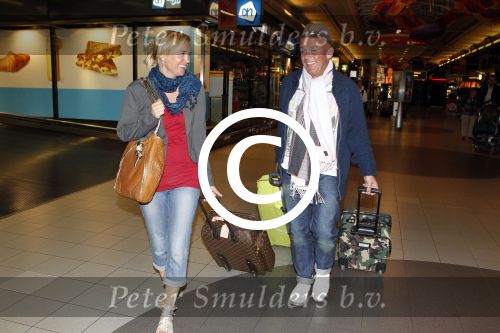 Schiphol 27 / 28 oktober 2011
Sonja Bakker en haar nieuwe vriend Jan arriveren op schiphol na vakantie naar ibiza.
Peter Smulders bv