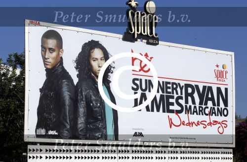 ibiza 26 juli 2011
Ryan Marciano en Sunnery James staan op billboard van discotheek space op ibiza.
Peter Smulders bv