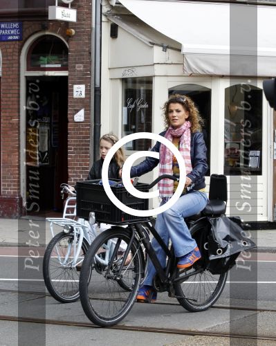 Amsterdam 20 juli 2011
Tatum dagelet met dochter Toy travis op de fiets in Amsterdam zuid.
Peter Smulders bv