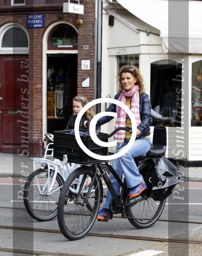 Amsterdam 20 juli 2011
Tatum dagelet met dochter Toy travis op de fiets in Amsterdam zuid.
Peter Smulders bv