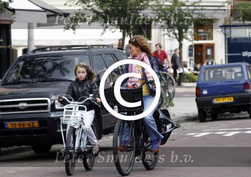 Amsterdam 20 juli 2011
Tatum dagelet met dochter Toy travis op de fiets in Amsterdam zuid.
Peter Smulders bv