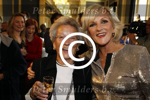 Amsterdam 24 oktober 2011
Presentatie borstbeeld Tineke Schouten in Carre. Tineke met moeder
Peter Smulders bv