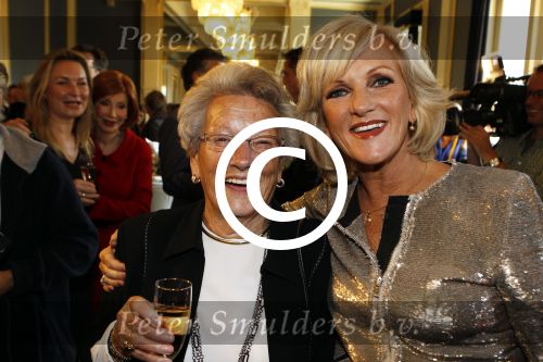 Amsterdam 24 oktober 2011
Presentatie borstbeeld Tineke Schouten in Carre. Tineke met moeder
Peter Smulders bv