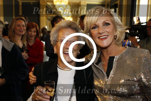 Amsterdam 24 oktober 2011
Presentatie borstbeeld Tineke Schouten in Carre. Tineke met moeder
Peter Smulders bv