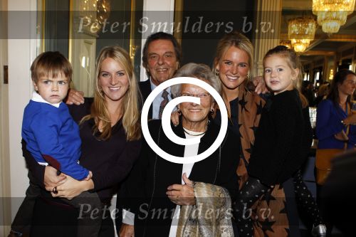 Amsterdam 24 oktober 2011
Presentatie borstbeeld Tineke Schouten in Carre. kinderen met moeder en kleinkinderen
Peter Smulders bv