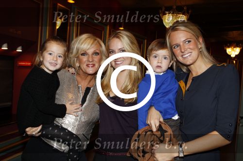 Amsterdam 24 oktober 2011
Presentatie borstbeeld Tineke Schouten in Carre. kinderen met moeder en kleinkinderen
Peter Smulders bv