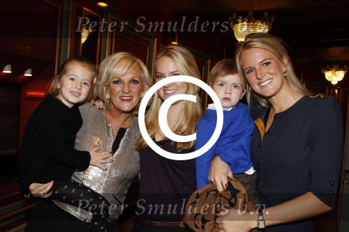 Amsterdam 24 oktober 2011
Presentatie borstbeeld Tineke Schouten in Carre. kinderen met moeder en kleinkinderen
Peter Smulders bv