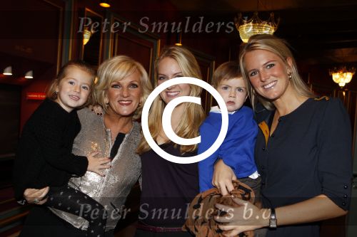 Amsterdam 24 oktober 2011
Presentatie borstbeeld Tineke Schouten in Carre. kinderen met moeder en kleinkinderen
Peter Smulders bv