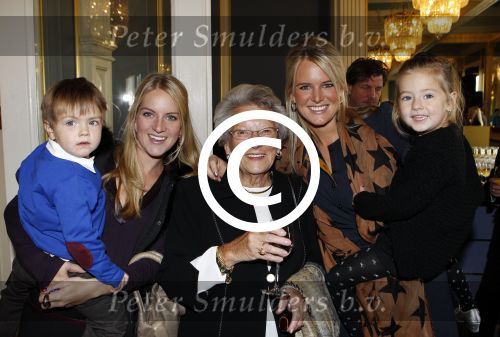 Amsterdam 24 oktober 2011
Presentatie borstbeeld Tineke Schouten in Carre. kinderen met moeder en kleinkinderen
Peter Smulders bv