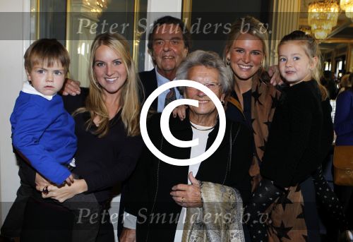 Amsterdam 24 oktober 2011
Presentatie borstbeeld Tineke Schouten in Carre. kinderen met moeder en kleinkinderen
Peter Smulders bv