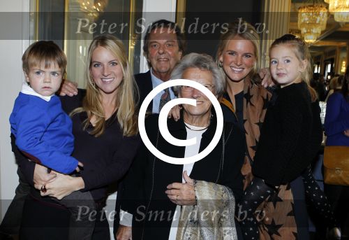 Amsterdam 24 oktober 2011
Presentatie borstbeeld Tineke Schouten in Carre. kinderen met moeder en kleinkinderen
Peter Smulders bv
