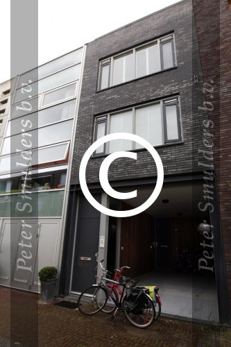 Amsterdam 20 juli 2011
Toine v peperstraten vertrekt bij zijn nieuwe huis.
Peter Smulders bv