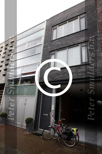 Amsterdam 20 juli 2011
Toine v peperstraten vertrekt bij zijn nieuwe huis.
Peter Smulders bv