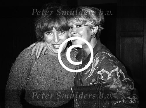 1984 Anneke Gronloh met vriendin Trea Dobbs
foto Peter smulders BV