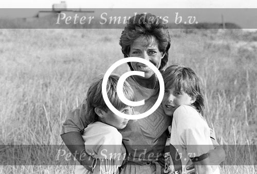 Bergen, 28 Juli 1985
Trea Dobbs met haar beide dochters tijdelijk verhuisd.
Foto Peter Smulders BV