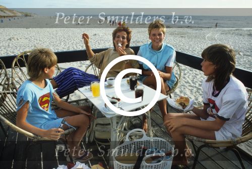Bergen, 28 Juli 1985
Trea Dobbs met haar beide dochters tijdelijk verhuisd.
Foto Peter Smulders BV