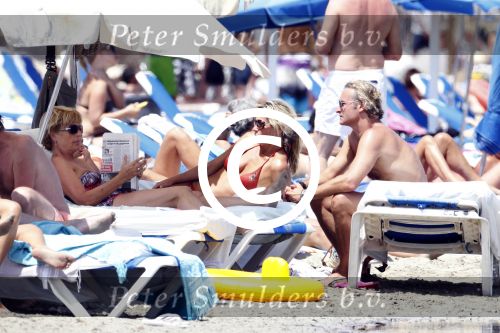 Ibiza 26 juli 2011
Wendy v Dijk met Erland Galjaard en Sem en Lizzy op het strand. Ook Martijn Amanda Bickel Jasmijn Achilles en Michelle Krabbe zijn aanwezig bij coco beach.
Peter Smulders bv