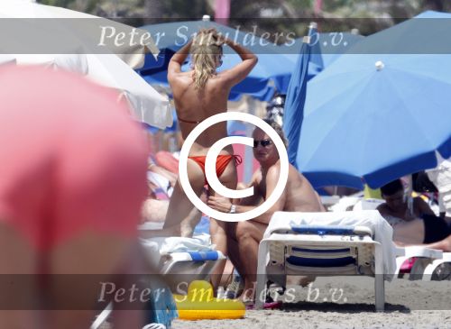 Ibiza 26 juli 2011
Wendy v Dijk met Erland Galjaard en Sem en Lizzy op het strand. Ook Martijn Amanda Bickel Jasmijn Achilles en Michelle Krabbe zijn aanwezig bij coco beach.
Peter Smulders bv