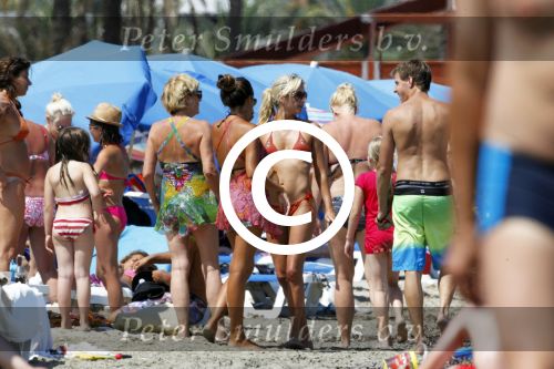 Ibiza 26 juli 2011
Wendy v Dijk met Erland Galjaard en Sem en Lizzy op het strand. Ook Martijn Amanda Bickel Jasmijn Achilles en Michelle Krabbe zijn aanwezig bij coco beach.
Peter Smulders bv